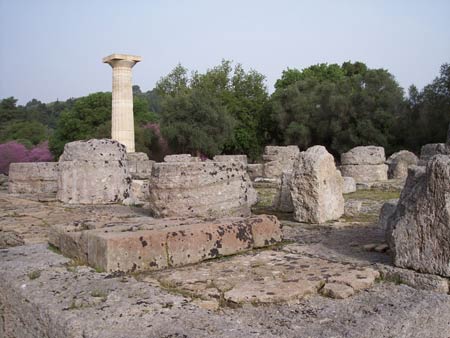 Развалины Храма Зевса в Олимпии 