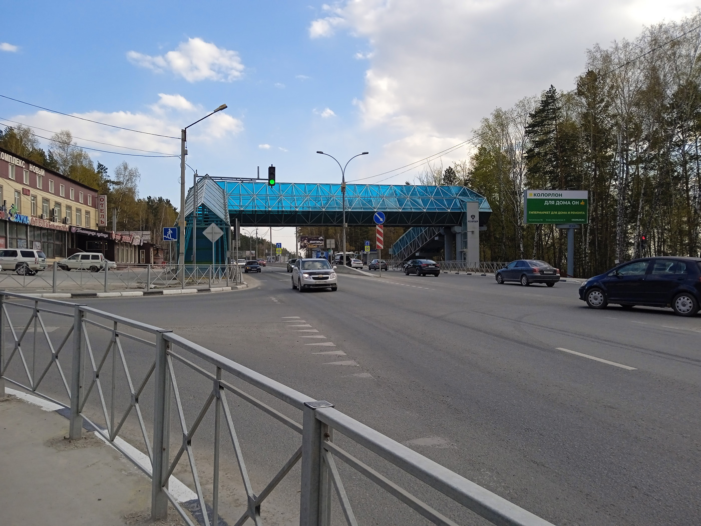 Ст береговой. Пешеходный мост Новосибирск. Автомойка поселок новый Бердское шоссе Новосибирск. Надземный переход на КП Петропавловск-Камчатский фото.