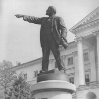Памятник Ленину у Смольного